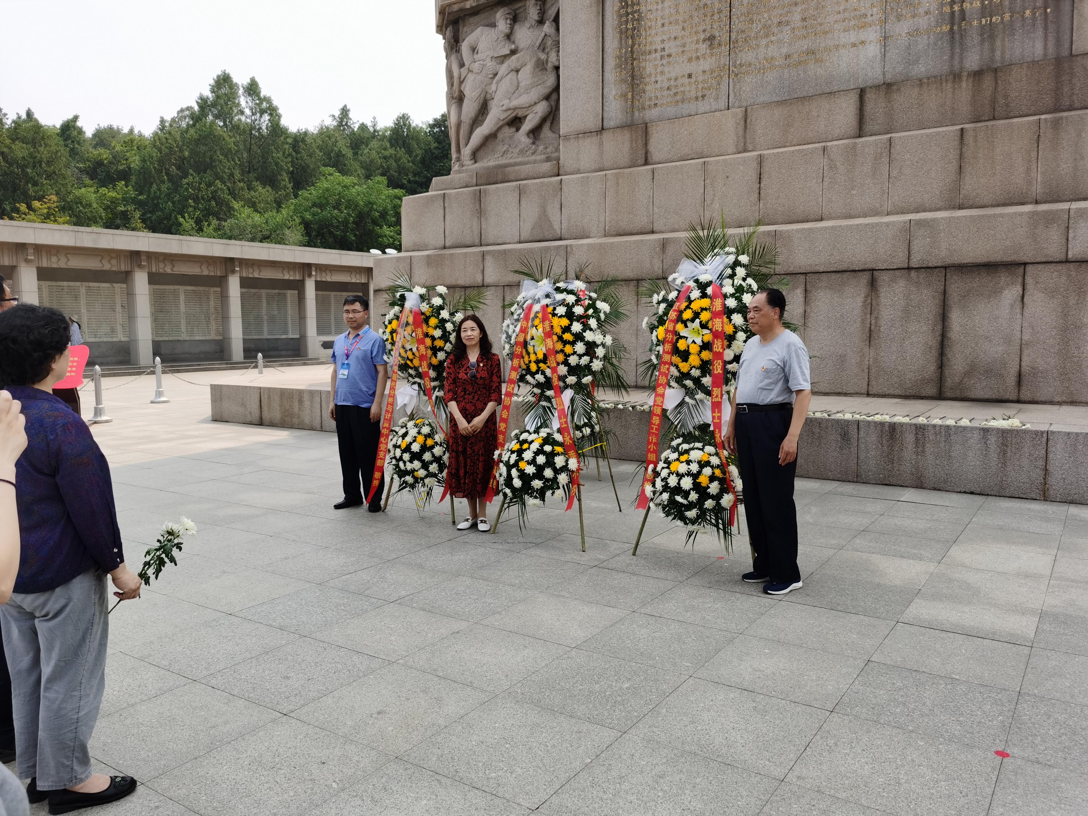 向革命先烈敬献花篮.jpg